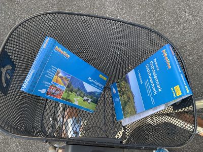 Buch und Karte. © Wolfgang Kühnelt Buch und Karte.