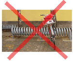 Abb.01: Spiralständer, das Fahrrad steht schief/das Vorderrad wird verbogen/kein Absperren des Rahmens möglich © ARGUS Transdanubien