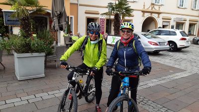Radtouristen aus der Obersteiermark nach einer wohlverdienten Pause im Stadtzentrum. © Julia Schuster Radtouristen aus der Obersteiermark nach einer wohlverdienten Pause im Stadtzentrum.