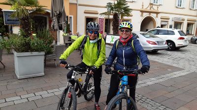 Radtouristen aus der Obersteiermark nach einer wohlverdienten Pause im Stadtzentrum.