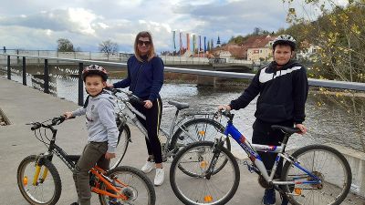 Eine Frau mit ihren beiden Söhnen bei einer Radtour am Wochenende.