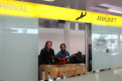 Elias Lang und Fabio Trenn bei ihrer Ankunft am Flughafen in Graz © Julia Schuster