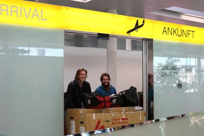 Elias Lang und Fabio Trenn bei ihrer Ankunft am Flughafen in Graz