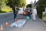 Bürgermeister Marcus Martschitsch, Bauausschuss-Obmann Markus Gaugl, Radverkehrskoordinator Anton Schuller, Bodenmarkierer Erich Fuchs (v.l.). © Stadt Hartberg