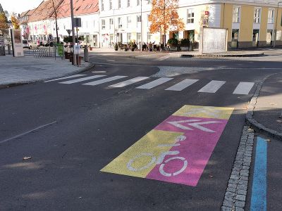 Bunte Orientierung für die Radfahrer — die “Sharrows” sorgten anfangs für Staunen. © Lukas Lorber Bunte Orientierung für die Radfahrer — die “Sharrows” sorgten anfangs für Staunen.