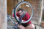 Host Ben repariert das Rad © Stephan Orth
