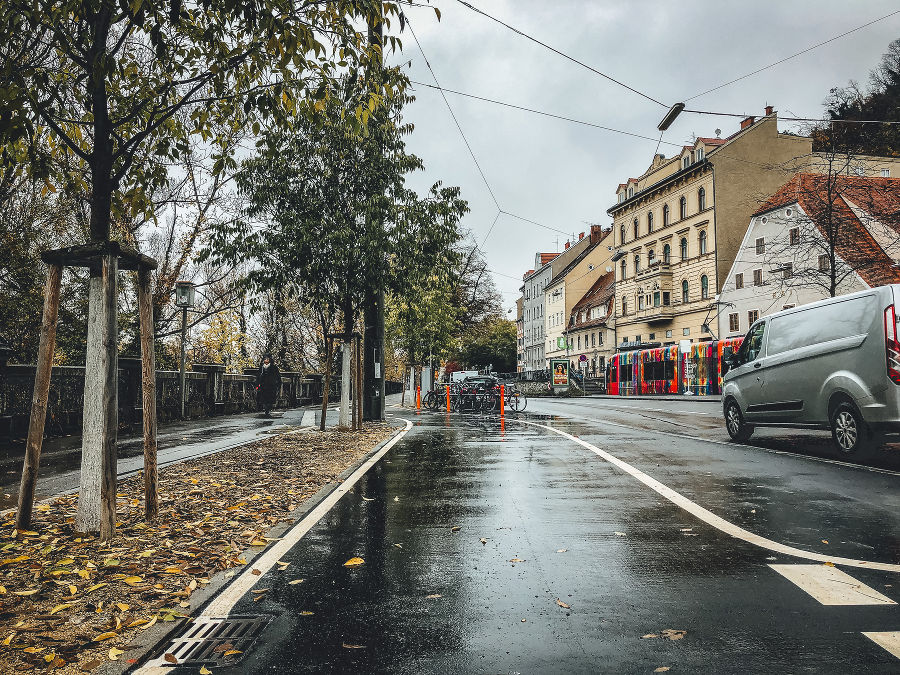 Ende des neuen Teilstücks vom Kaiser-Franz-Josef-Kai Radweg in Graz Richtung Norden Ende des neuen Teilstücks vom Kaiser-Franz-Josef-Kai Radweg in Graz Richtung Norden