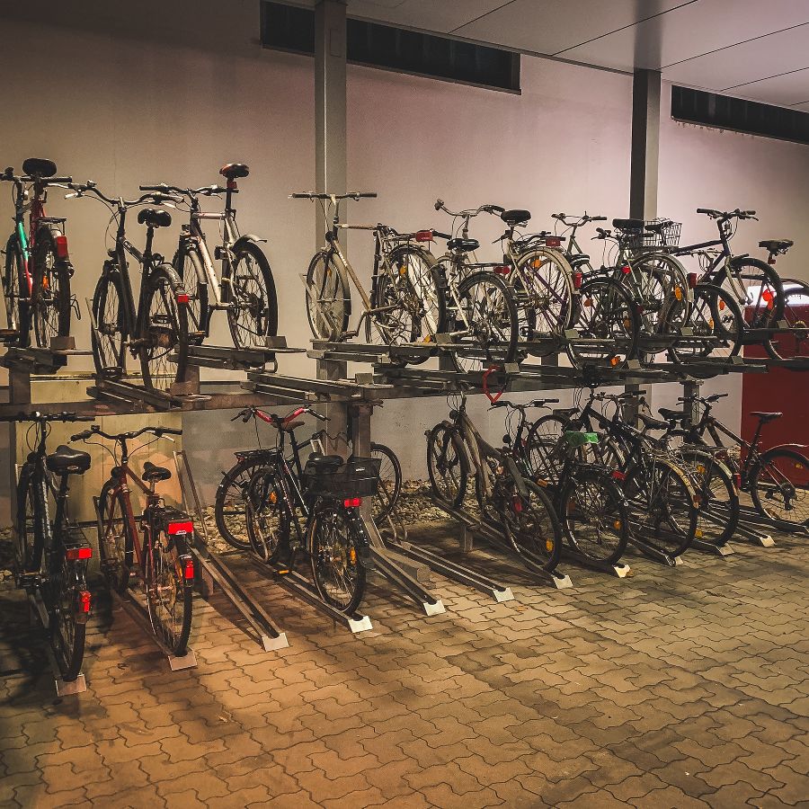 Fahrradabstellplatz am ÖBB Gelände. Fahrradabstellplatz am ÖBB Gelände.