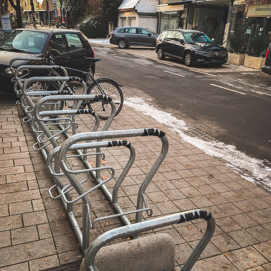 Zwar im freien, aber trotzdem sehr gut um sein Fahrrad wo anzuketten. Zwar im freien, aber trotzdem sehr gut um sein Fahrrad wo anzuketten.