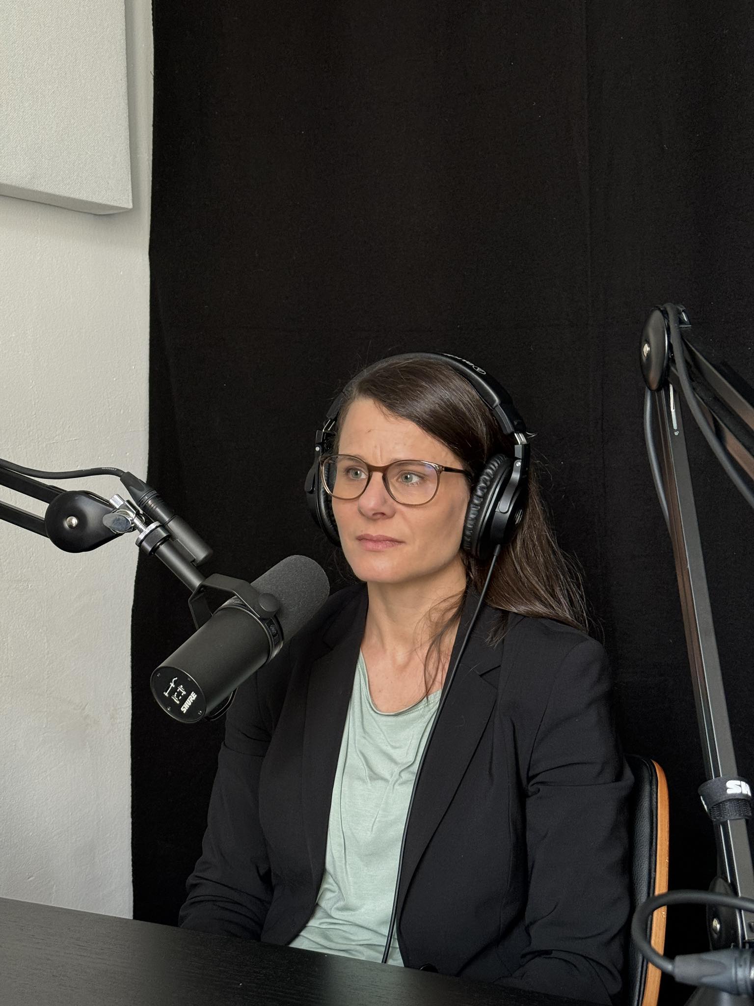 Nina Hampl im Podcast Studio.
